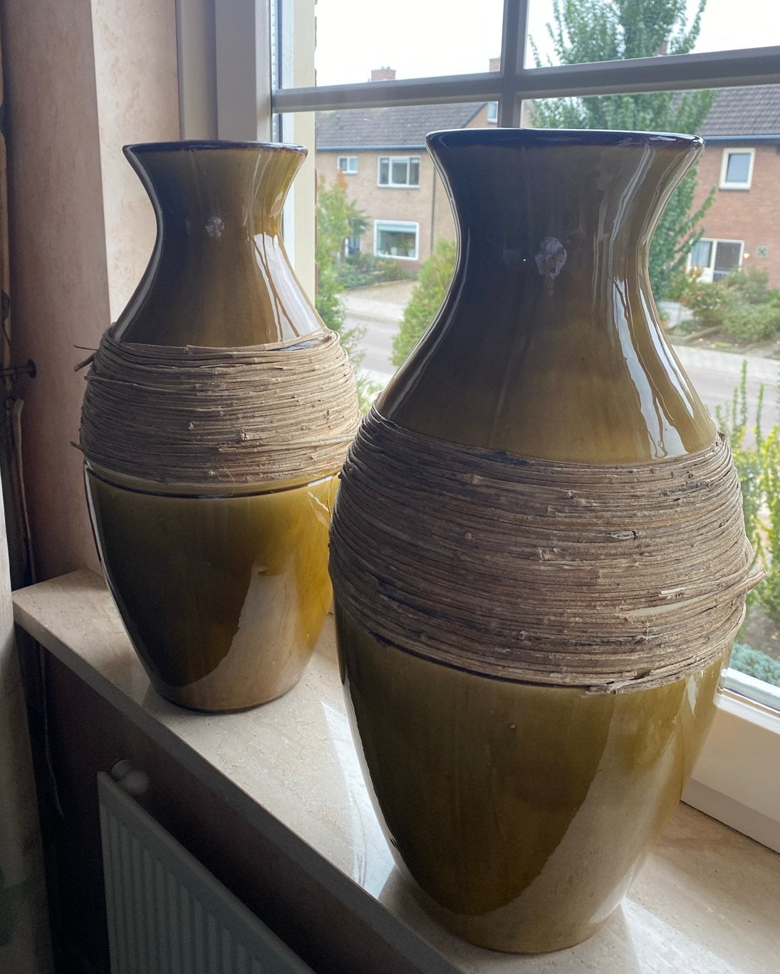 Twee decoratieve vazen/potten met rotan accent (olijf) groen, Ophalen