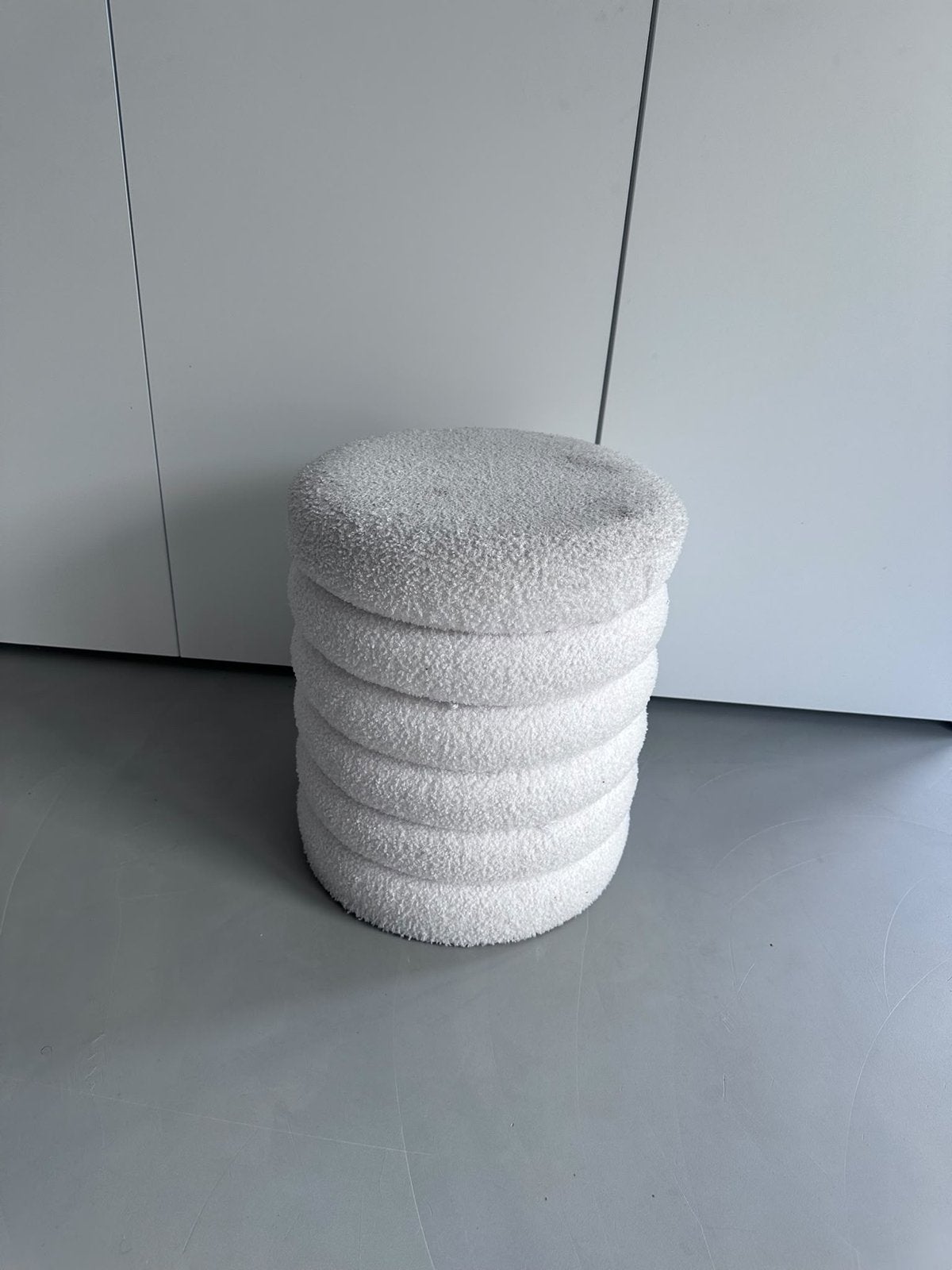 Witte Bouclé Poef - Modern en Comfortabel, Minder dan 50 cm, Rond, Ophalen of Verzenden, Zo goed als nieuw