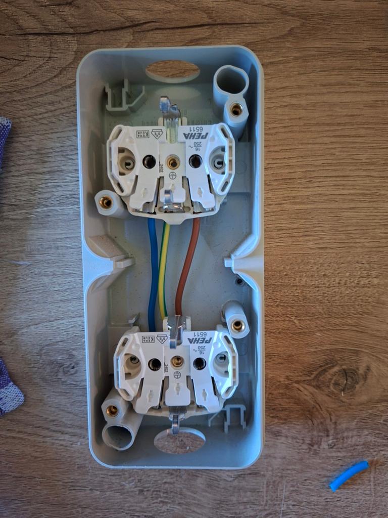 PEHA Opbouw Stopcontact Dubbel - Verticaal, Doe-het-zelf en Verbouw, Elektra en Kabels, Ophalen of Verzenden