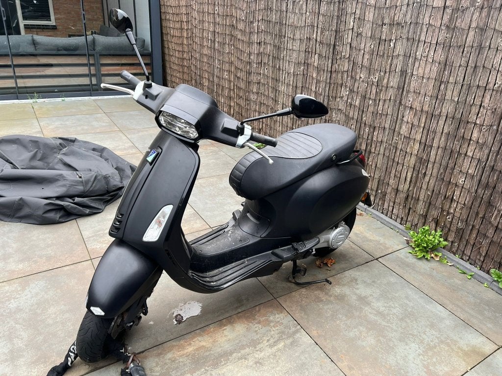 Scooter Vespa Sprint 45 iNotte, Fietsen en Brommers, Ophalen, Overige modellen, Maximaal 45 km/u, Zo goed als nieuw
