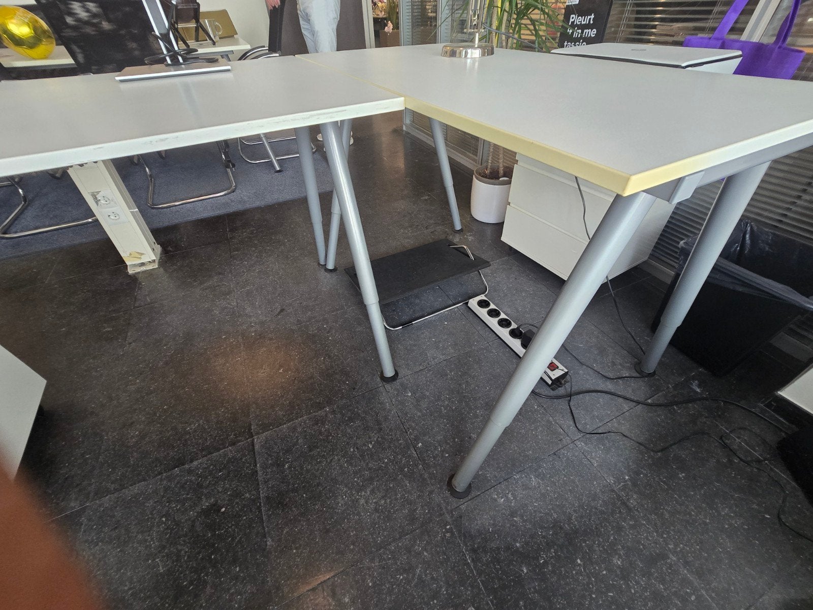 GRATIS: 2 nette witte bureaus van Ikea, Ophalen, Gebruikt, IKEA, Wit