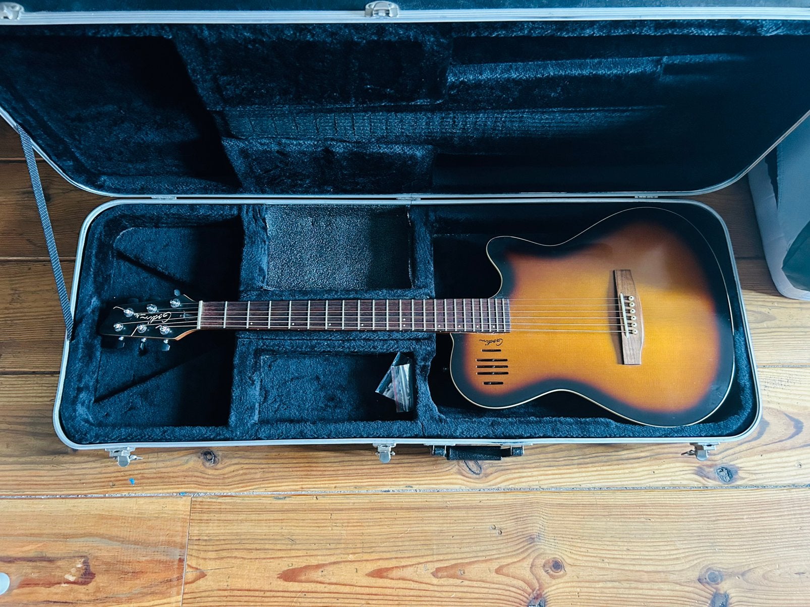 Godin A6 steel string gitaar, Muziek en Instrumenten, Ophalen of Verzenden, Zo goed als nieuw, Semi-solid body, Overige merken