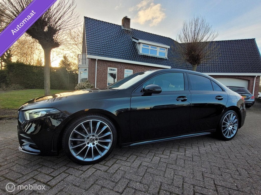 Mercedes A 180 Autom ,AMG ,Clima,navi,sfeerverl,nightpakket, Auto's, Mercedes-Benz, 136 pk, 4 cilinders, Zwart, Bedrijf
