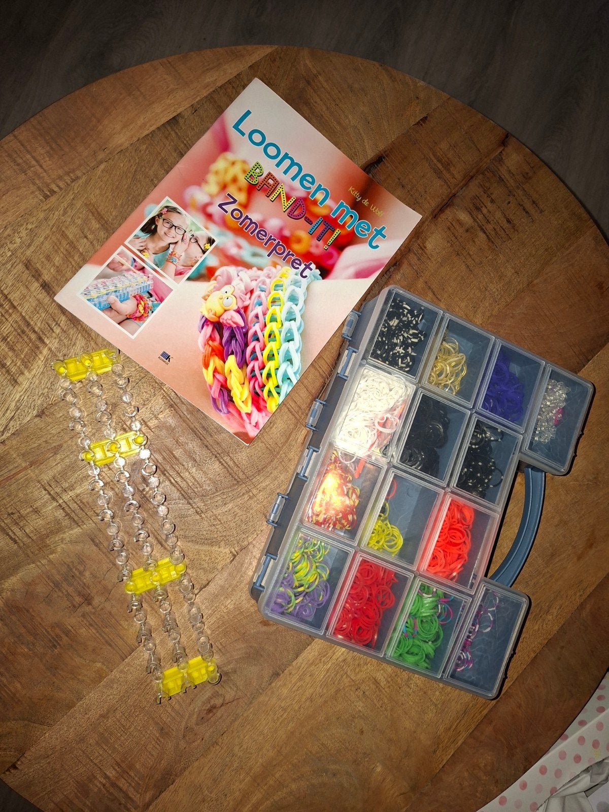 Loom Bandjes Starterspakket met Boek 'Loomen met Band-it!', Ophalen of Verzenden, Zo goed als nieuw, Overige typen