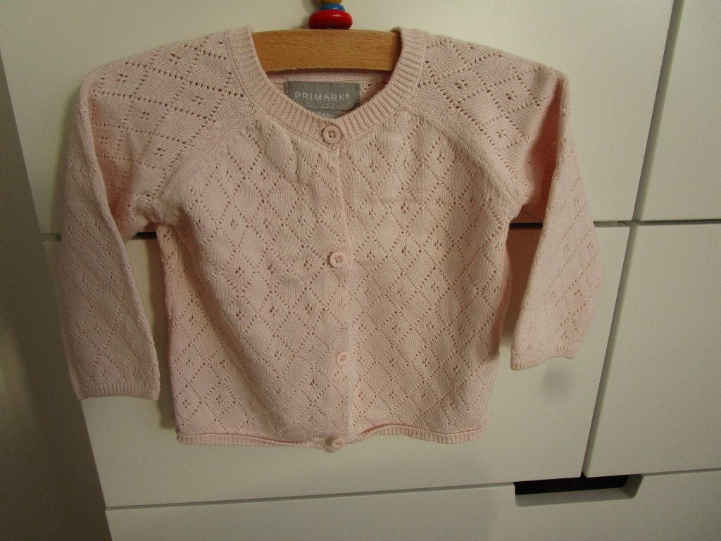 Schattig roze vestje met ajour motief maat 74, Ophalen of Verzenden, Zo goed als nieuw, Primark, Truitje of Vestje