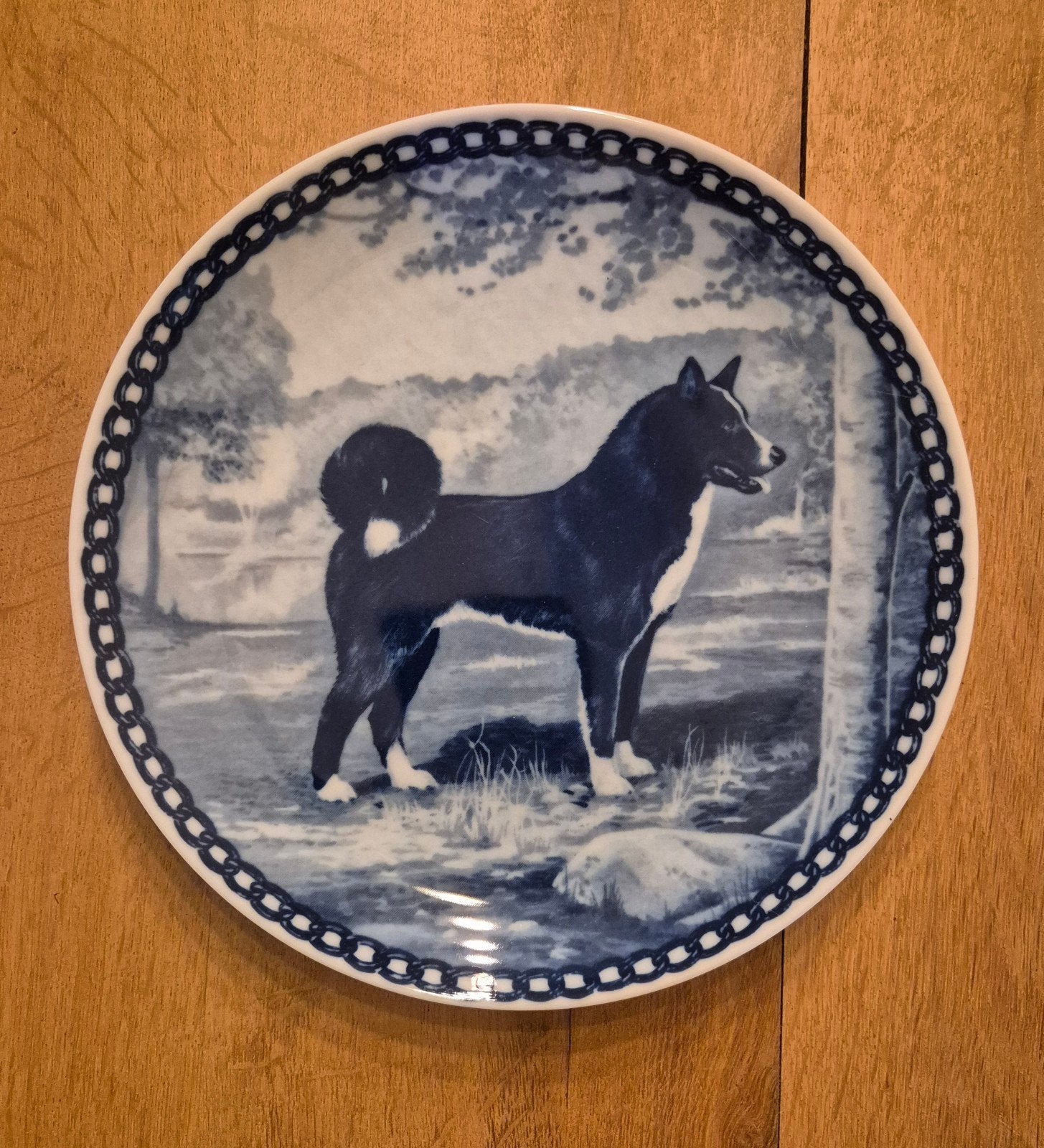 Bord Karelische berenhond, Antiek en Kunst, Antiek | Wandborden en Tegels, Verzenden