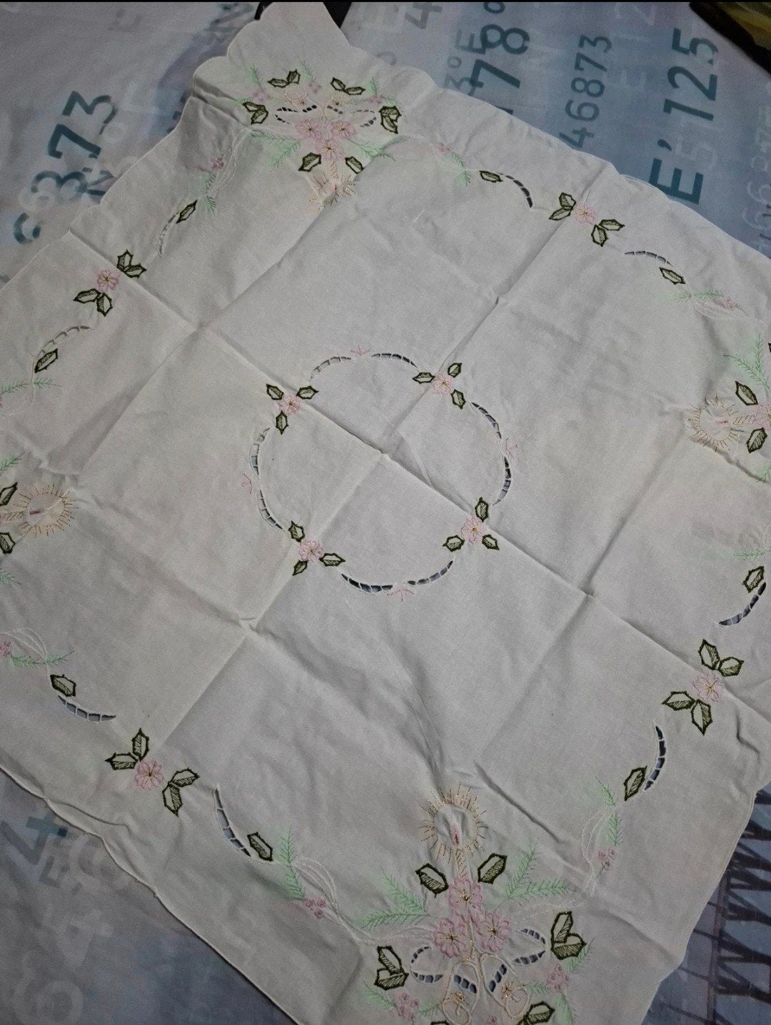 Geborduurd wit tafelkleed met bloemen, Huis en Inrichting, Gebruikt, Vierkant, Ophalen of Verzenden, Katoen