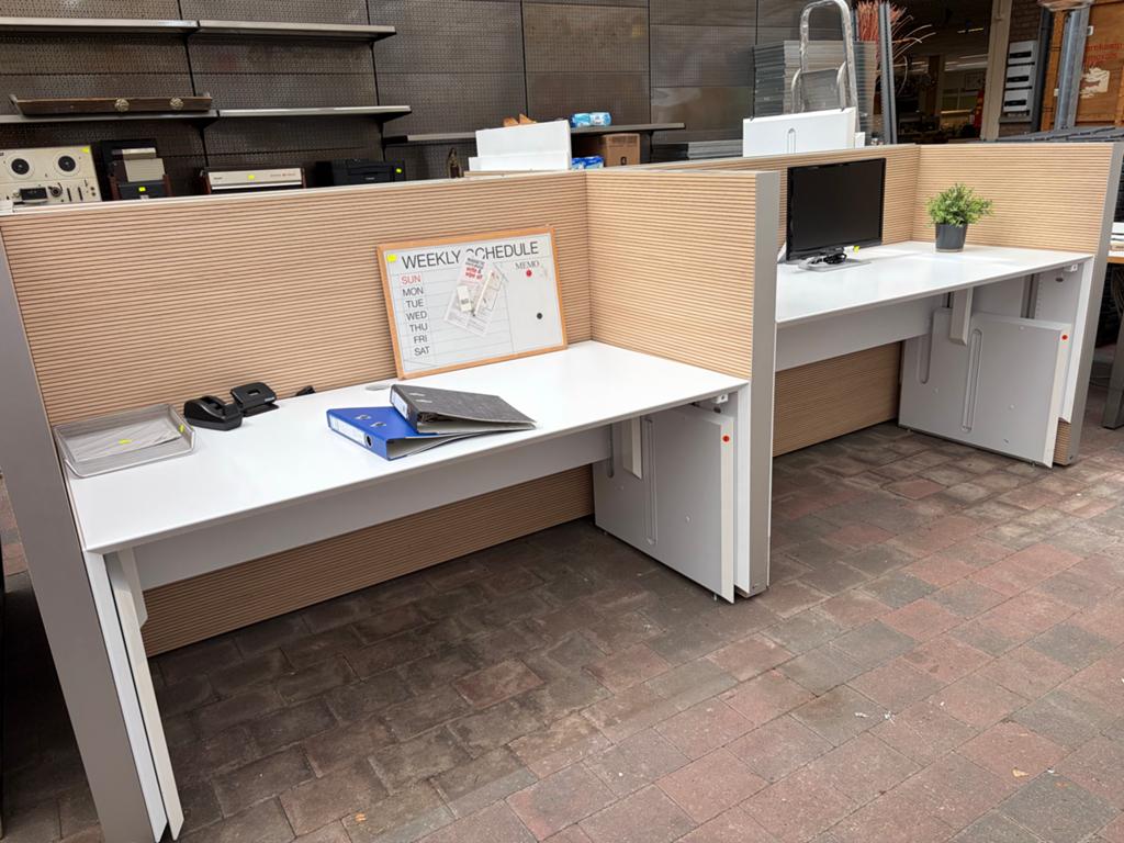 In hoogte verstelbare werkplekken met scheidingswanden, Ophalen, Gebruikt, Inrichting, Onbekend