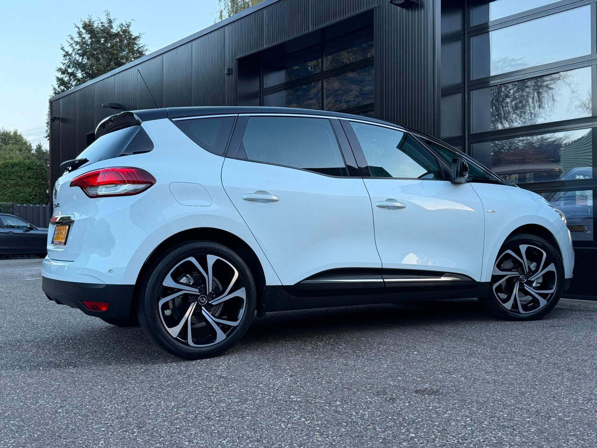 Renault Scénic 1.3 TCe Bose LED Navi Camera Trekh Aut., Auto's, 4 cilinders, Leder en Stof, Wit, Geïmporteerd