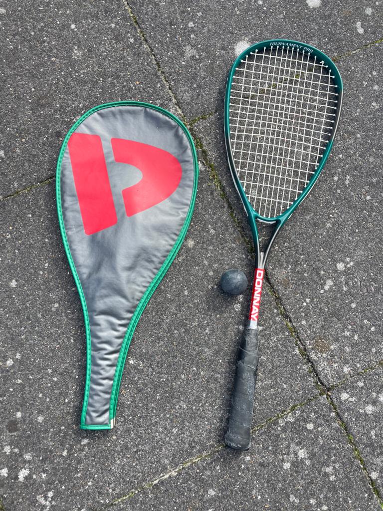 Donnay Squash Racket met Hoes en Bal - Nieuwe Grip Nodig, Sport en Fitness, Squash, Ophalen of Verzenden, Gebruikt, Racket, Met hoes
