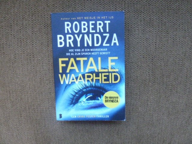 Robert Bryndza - Fatale waarheid, Boeken, Ophalen of Verzenden, Zo goed als nieuw, Robert Bryndza, Europa overig