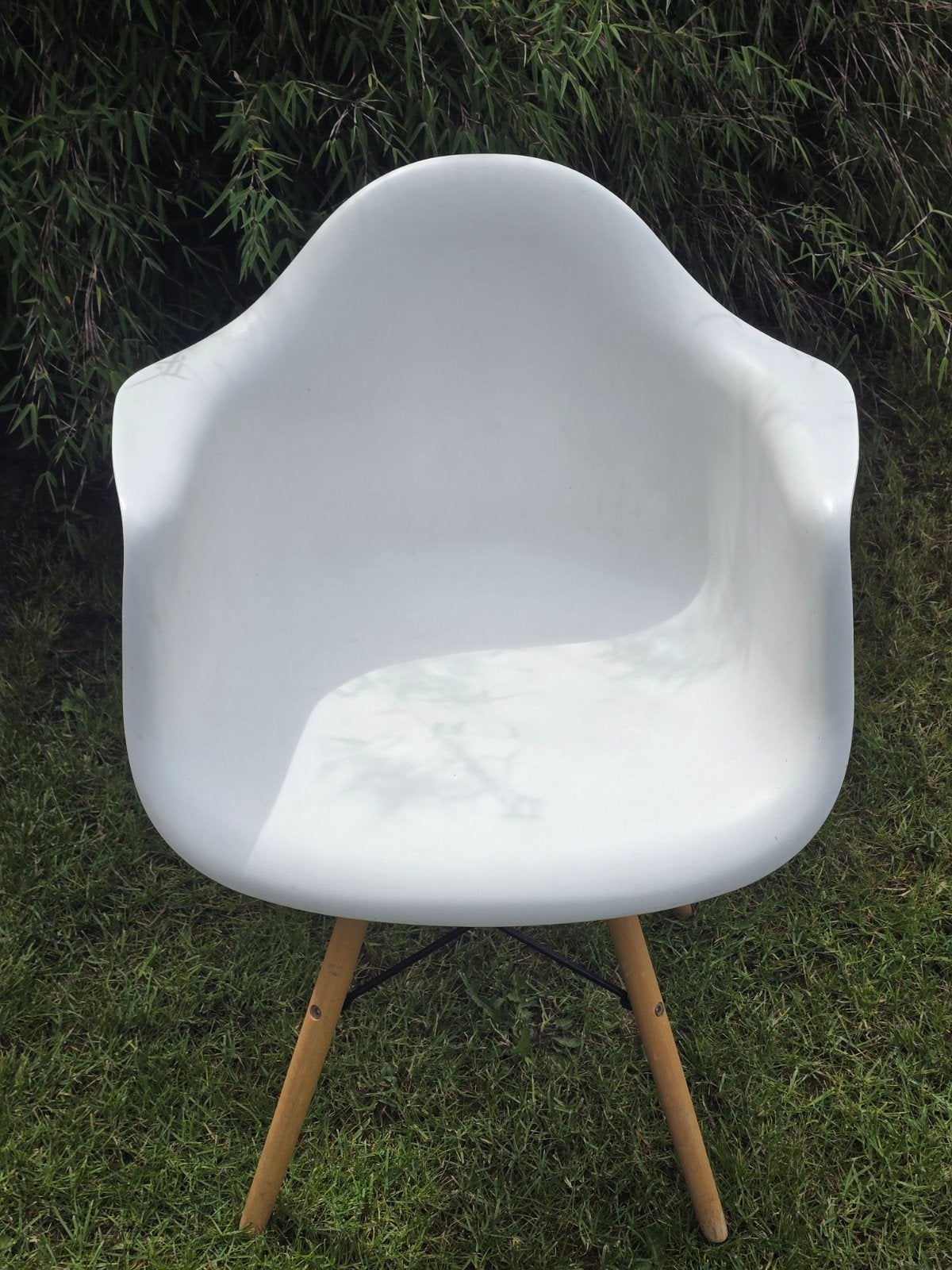 Witte kuipstoel met houten poten - Modern design, Ophalen, Gebruikt, Hout, Modern, Scandinavisch