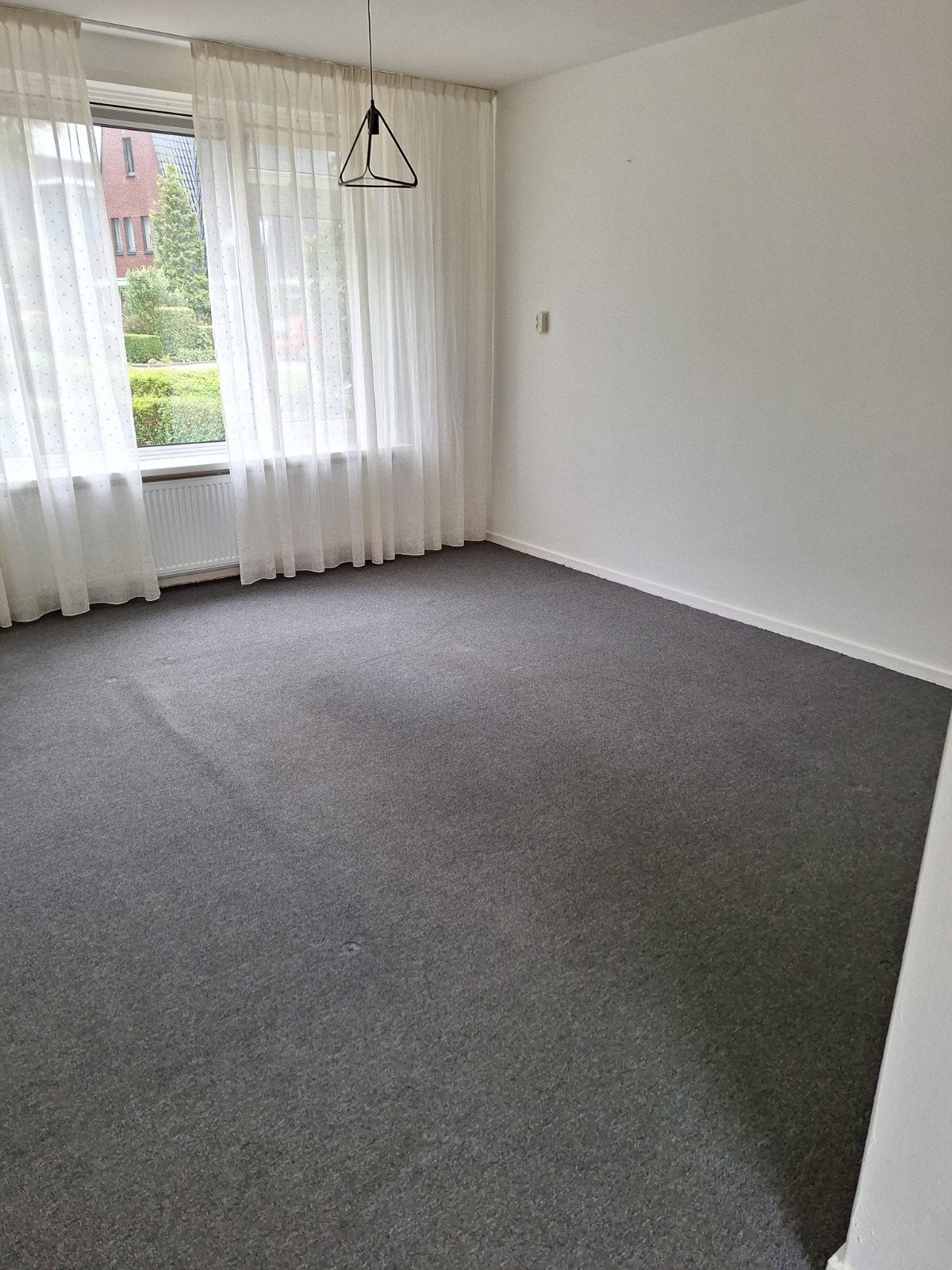 Antraciet tapijt - 1 jaar oud -  150 euro. Uithuizen, 200 cm of meer, Ophalen of Verzenden, Zo goed als nieuw, Grijs