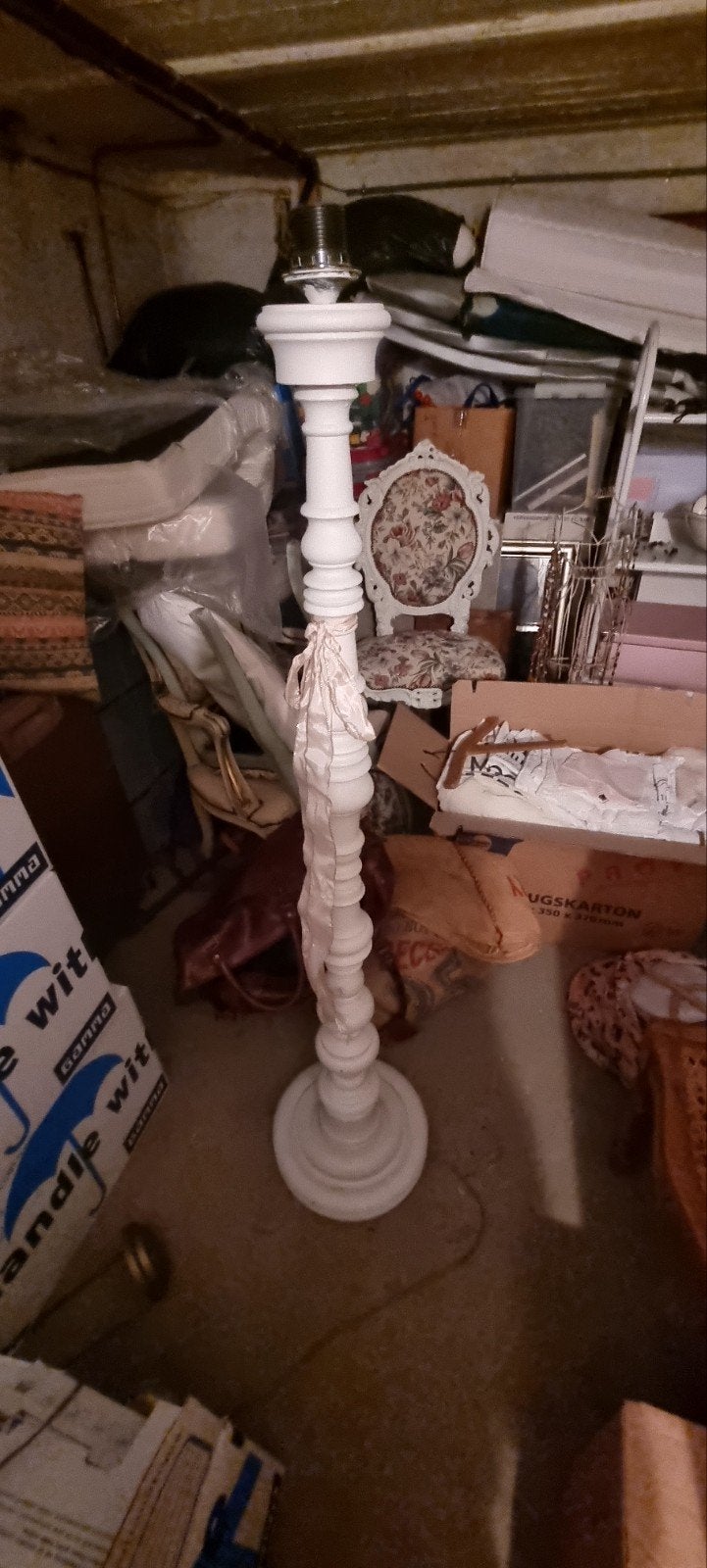 Brocante witte houten vloerlamp met sierlijke details, Antiek en Kunst, Ophalen