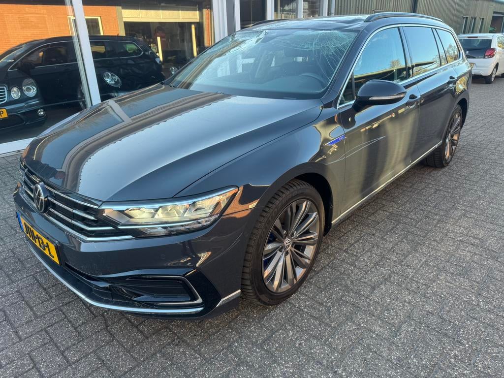 Volkswagen Passat GTE 1.4  218pk DSG 2020 Grijs Schade, Stof, Plug-in hybride, Passat, Te koop