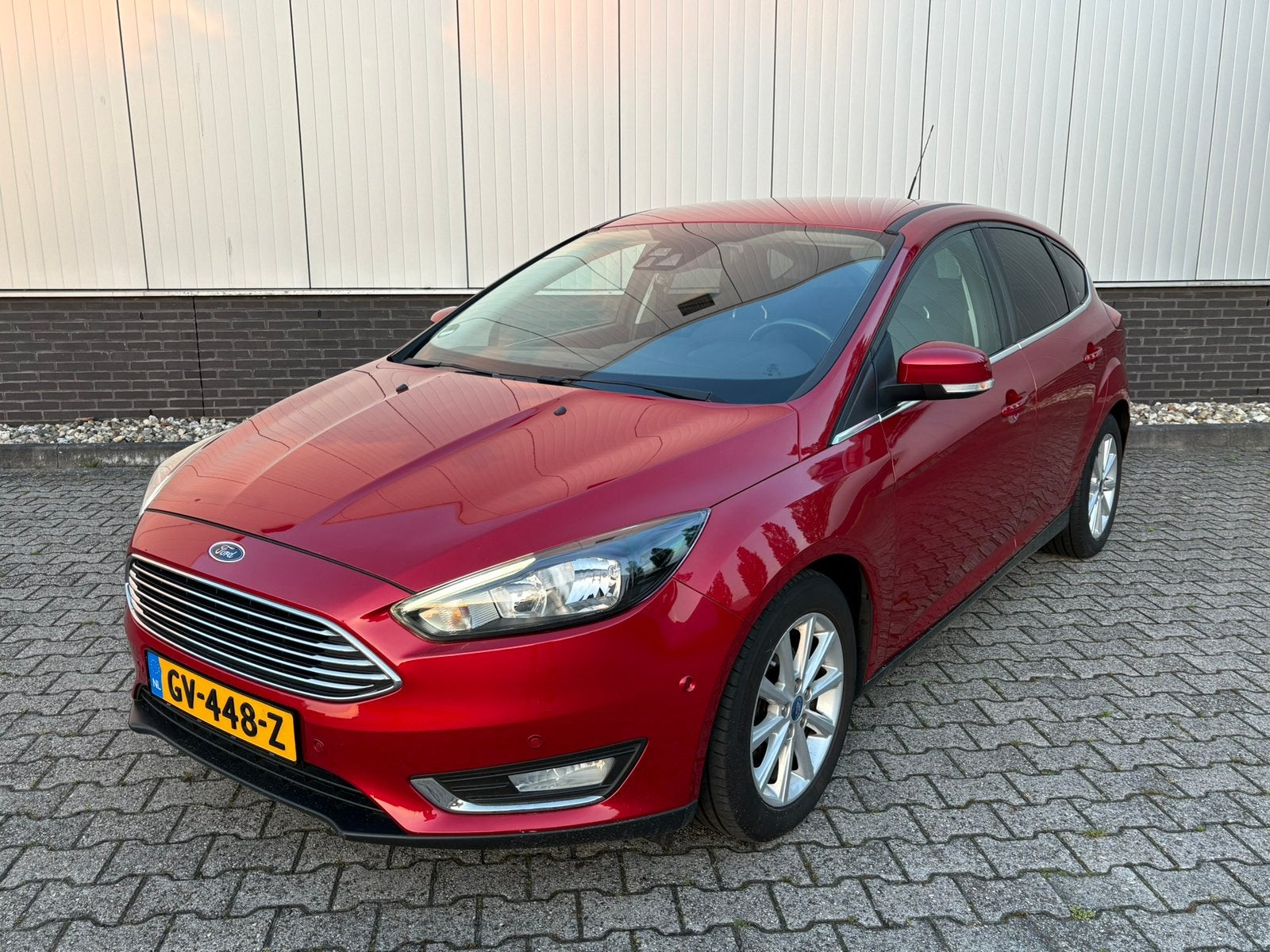 Ford Focus 1.0 airco | stoelverw. | cruise | mfc | trekhaak, Auto's, Ford, Euro 5, Zwart, 4 cilinders, Leder en Stof