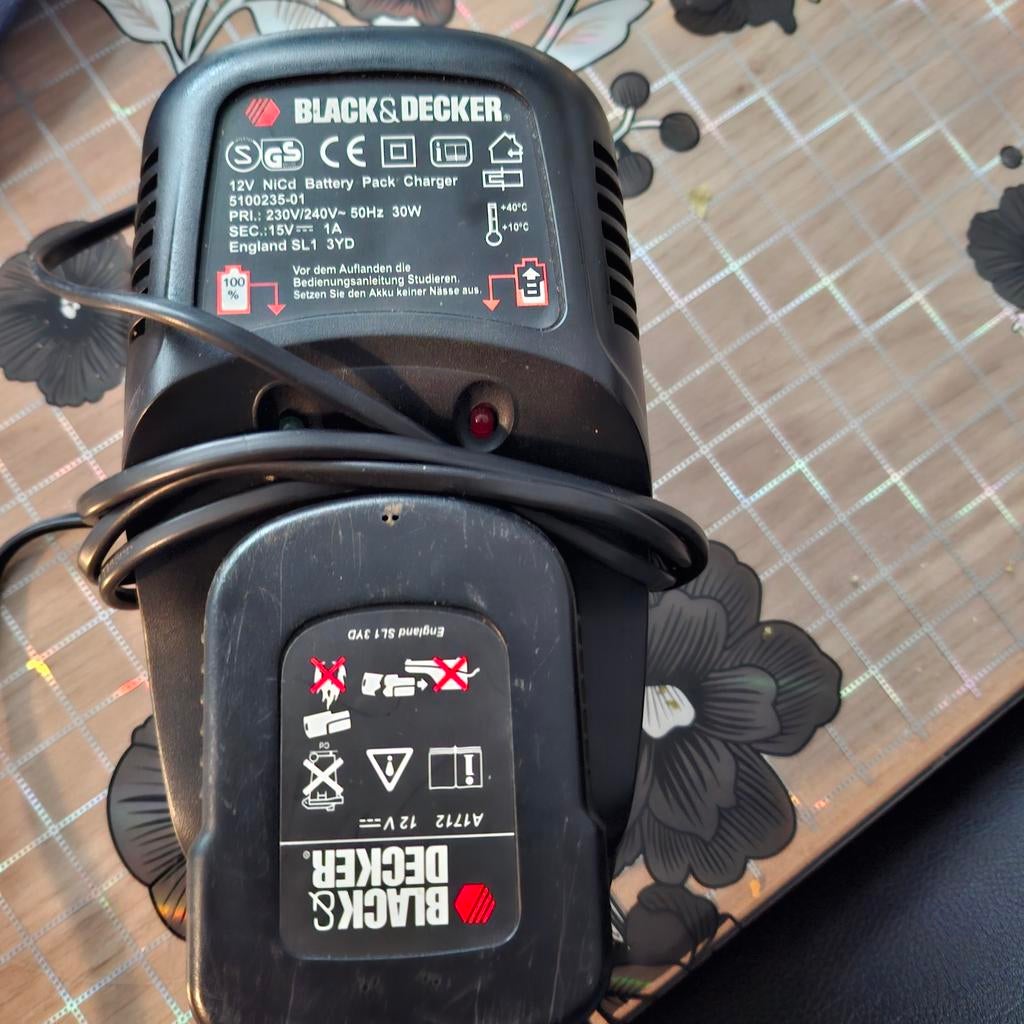 Black & Decker 12V Acculader met 1.7Ah Fire Storm Accu, Ophalen of Verzenden, Gebruikt