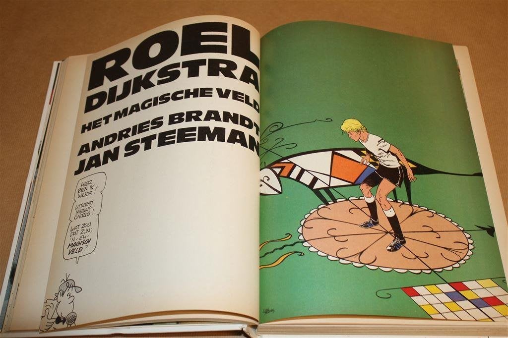 Cartoon Aid. Voerbalverhalen/Strips., Boeken, Eén stripboek, Ophalen of Verzenden, Gelezen
