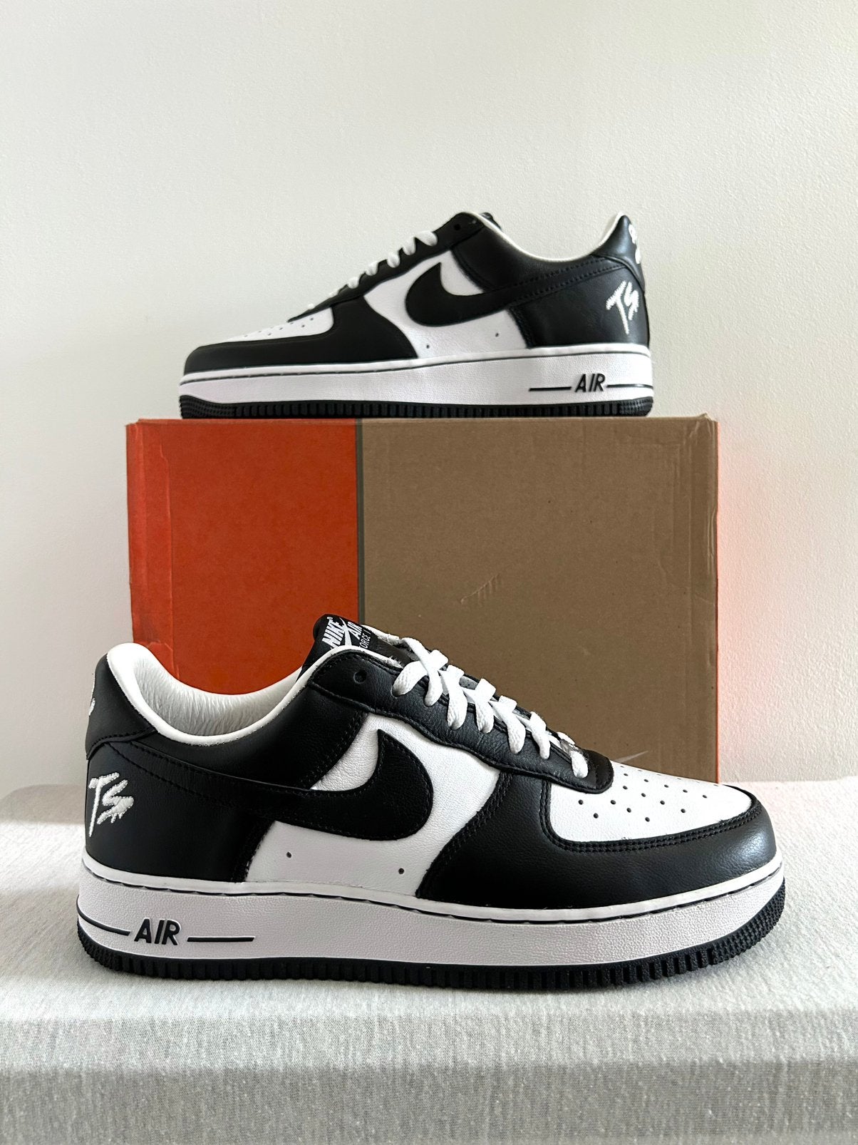 Nike Air Force 1 Low QS Terror Squad Blackout (EU 44), Kleding | Heren, Zwart, Nike, Nieuw, Ophalen of Verzenden
