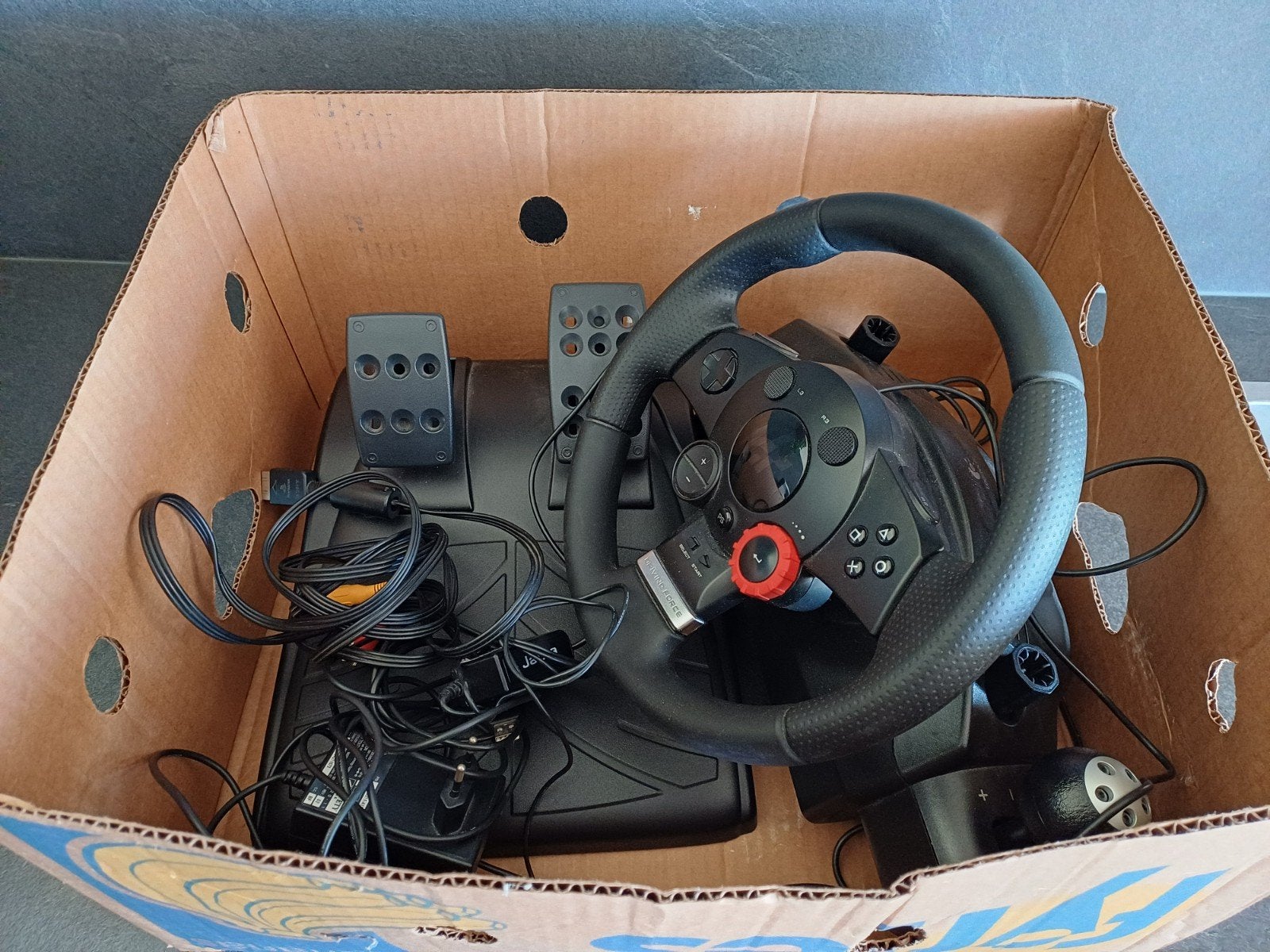 Logitech Driving Force Racestuur met Pedalen & Shifter € 25, Spelcomputers en Games, Ophalen