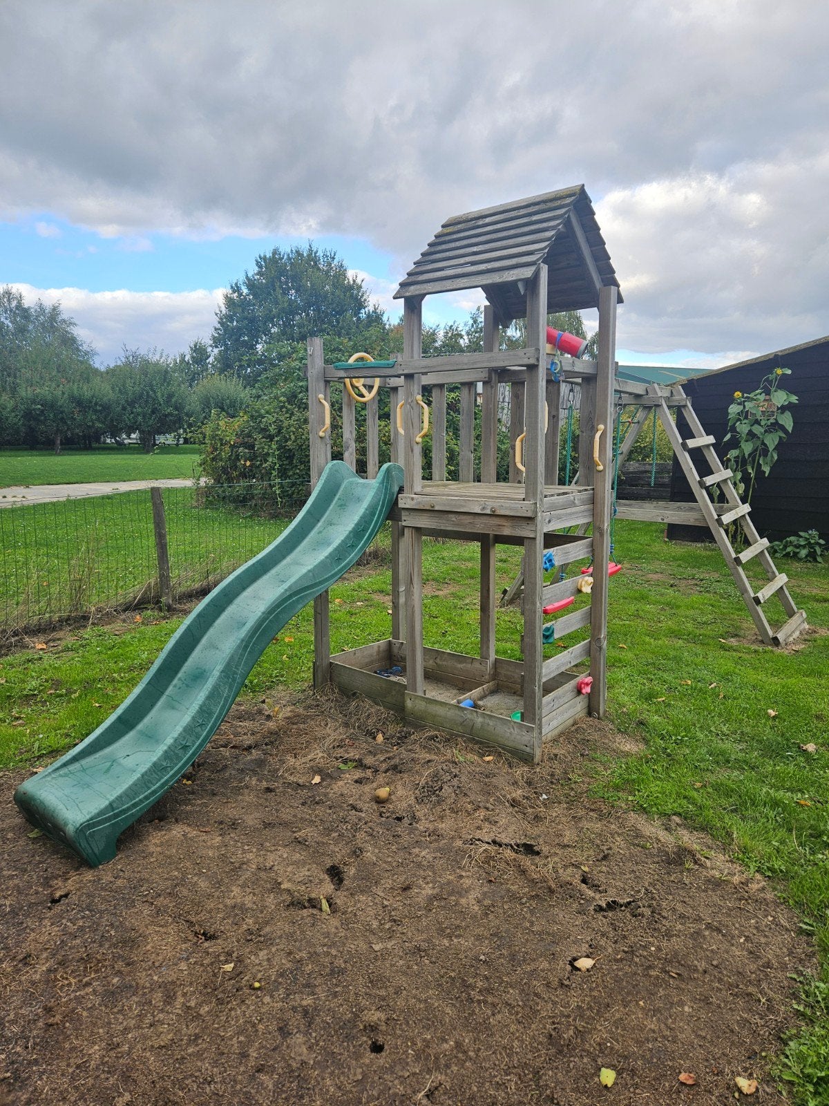 Houten speeltoestel met glijbaan, schommels en klimnet, Kinderen en Baby's, Speelgoed | Buiten | Speeltoestellen, Ophalen, Gebruikt
