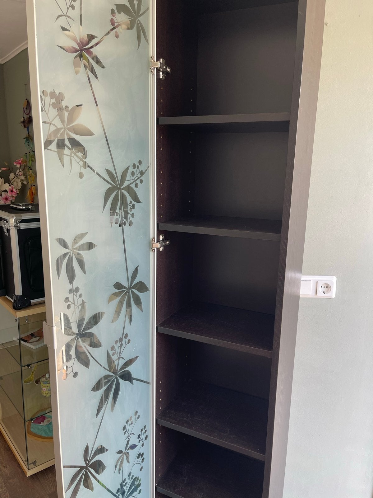 Hoge kast met glazen deur en planken, Huis en Inrichting, Kasten | Boekenkasten, Ophalen, Minder dan 50 cm, Gebruikt, 200 cm of meer