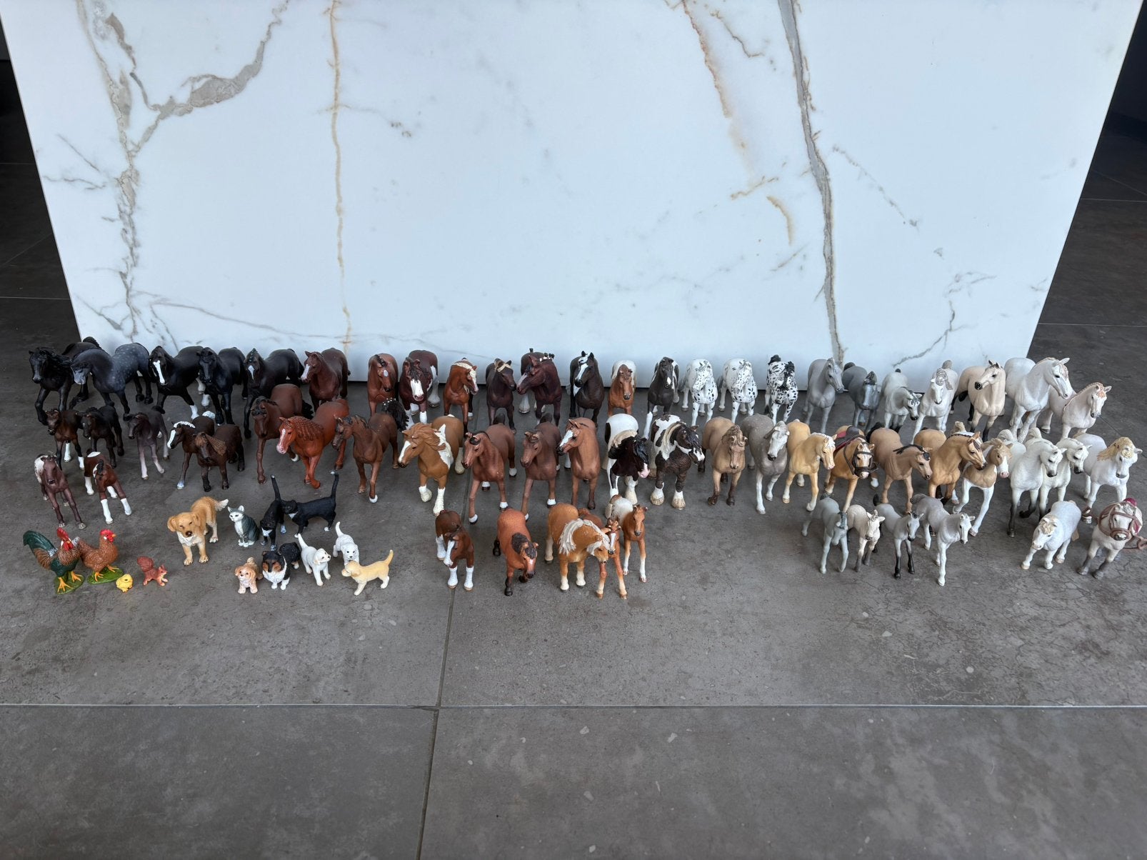 Grote Schleich collectie 61 paarden: stal, trailer, ruiters, Ophalen, Gebruikt, Jongen of Meisje