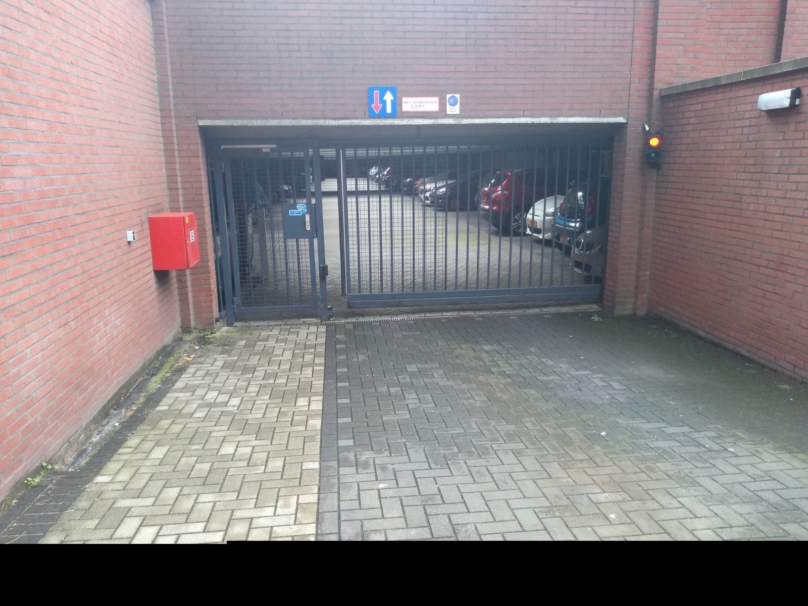 Afgesloten parkeerplaats op loopafstand van station