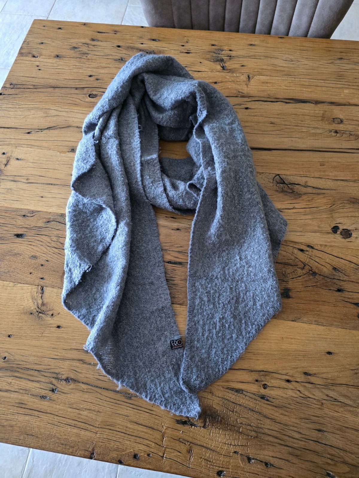 Te koop nieuwe donkergrijze dames sjaal, Ophalen of Verzenden, Nieuw, Sjaal