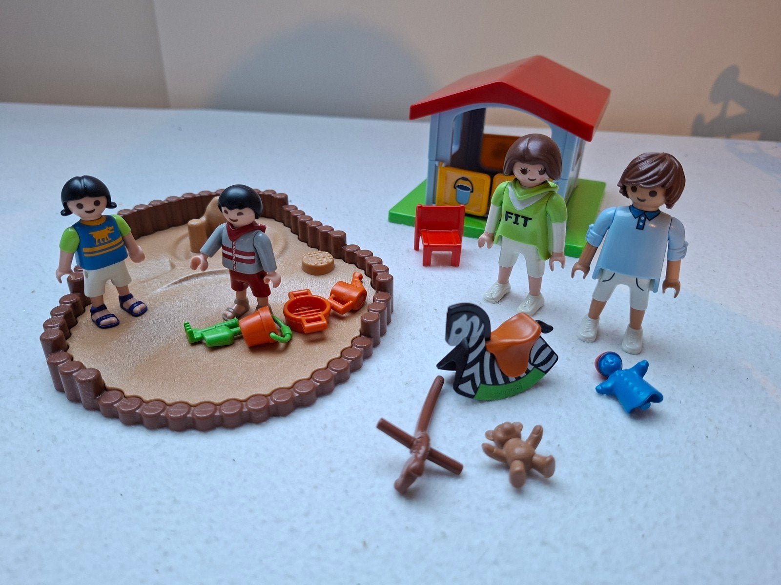 Playmobil Speelhuisje met zandbak en figuren, Ophalen of Verzenden