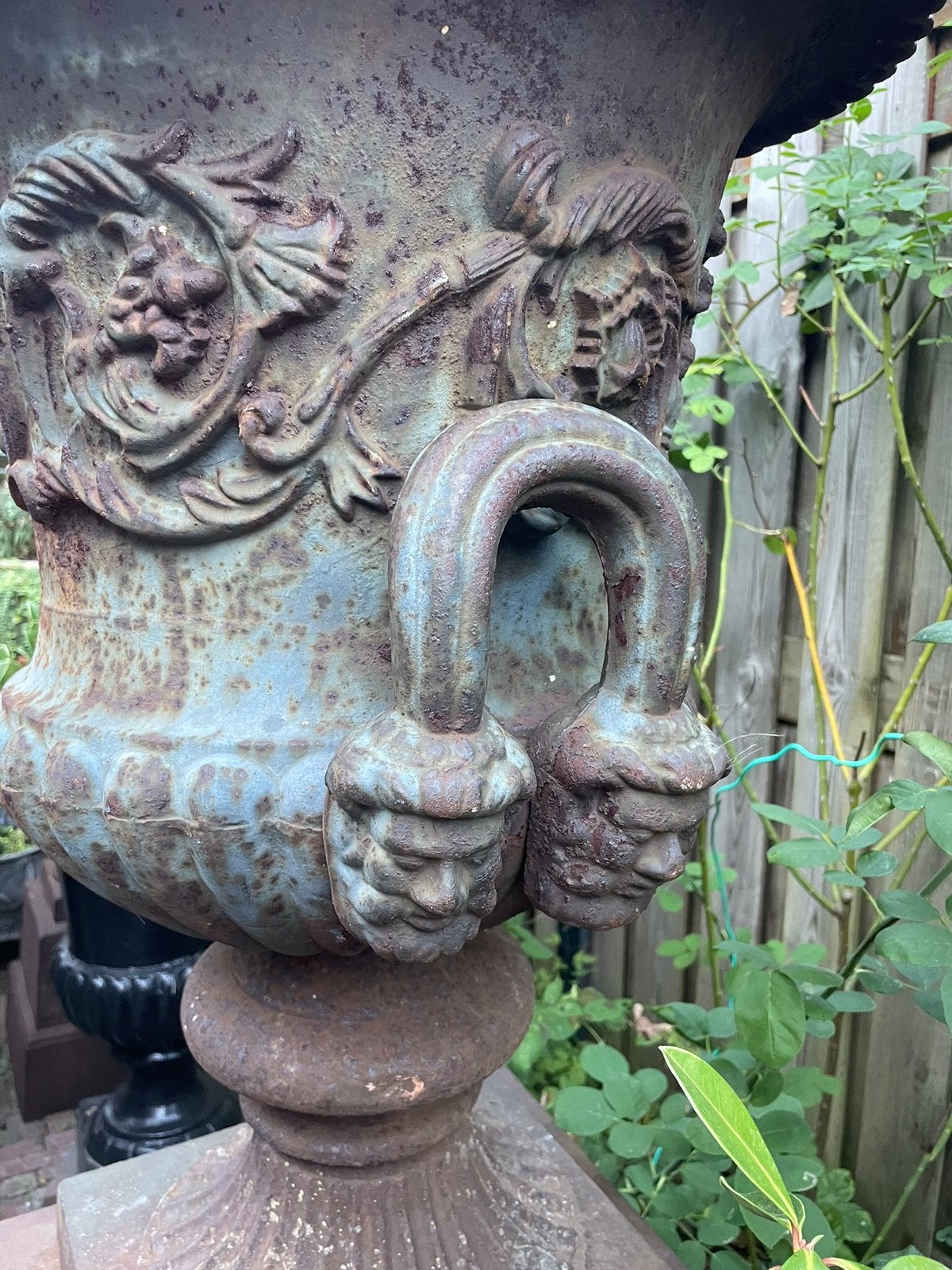 Foto 2 van Gietijzeren baardmanvaas tuinvaas bloempot op sokkel console