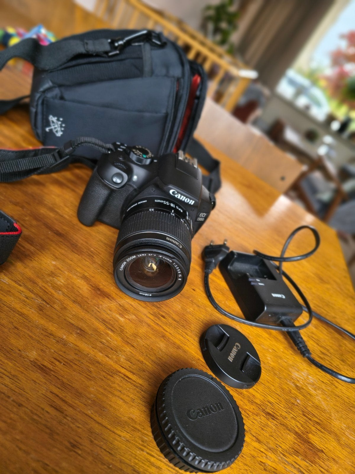Canon EOS 1300D Spiegelreflexcamera met accessoires en tas, Ophalen, Spiegelreflex, Canon, Zo goed als nieuw