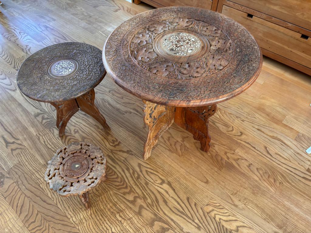 Set van 3 houtsnijwerk tafeltjes, Minder dan 55 cm, Gebruikt, Rond, Aziatisch snijwerk