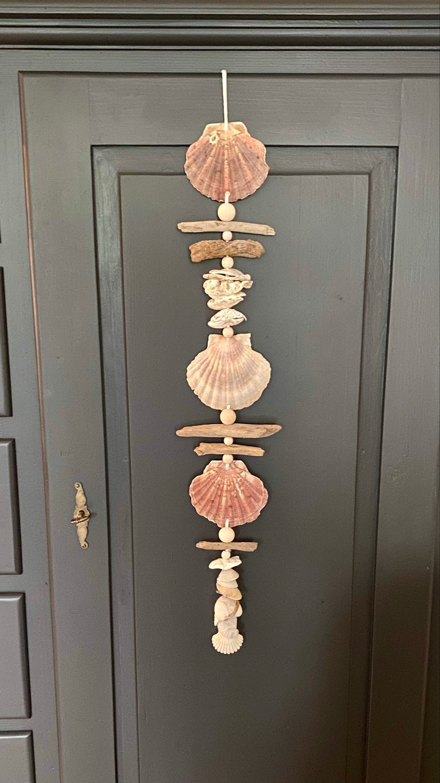 Decoratieve schelpenhanger - strandhuisstijl, Huis en Inrichting, Meerkleurig, Ophalen of Verzenden, Natuurlijk materiaal, Landelijk