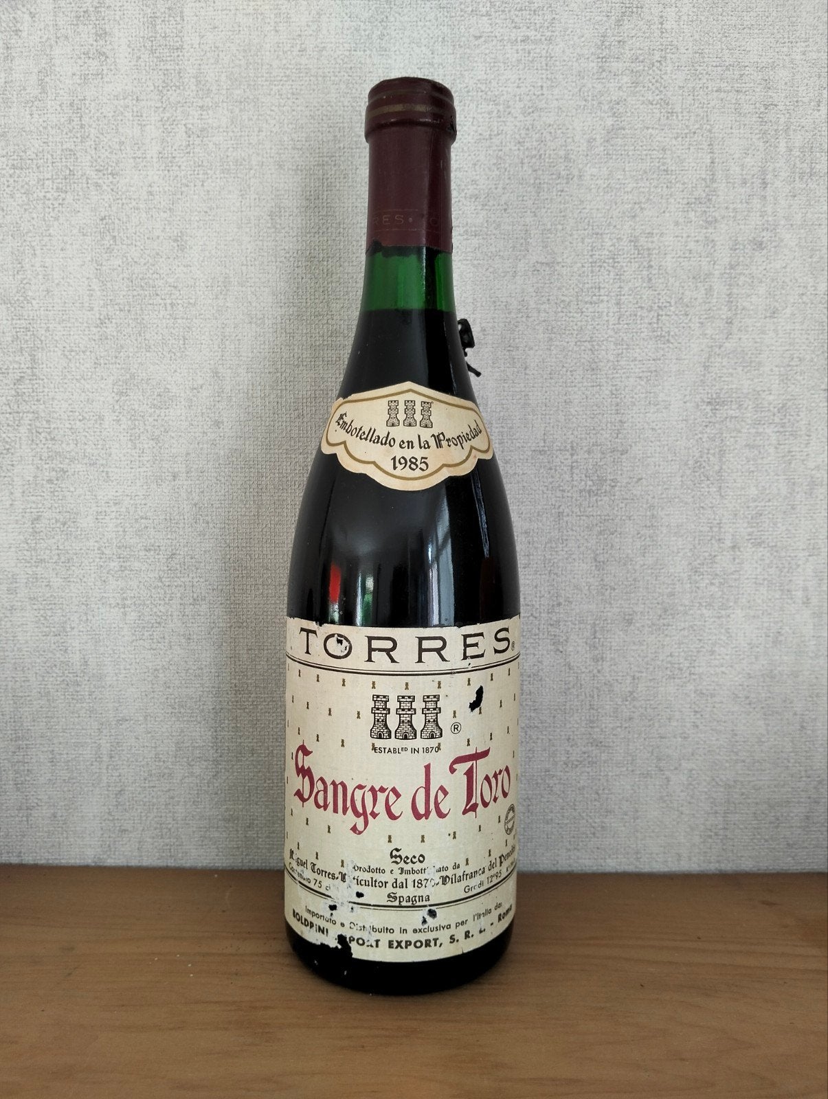 fles rode wijn Torres Sangre de Toro 1985, Ophalen