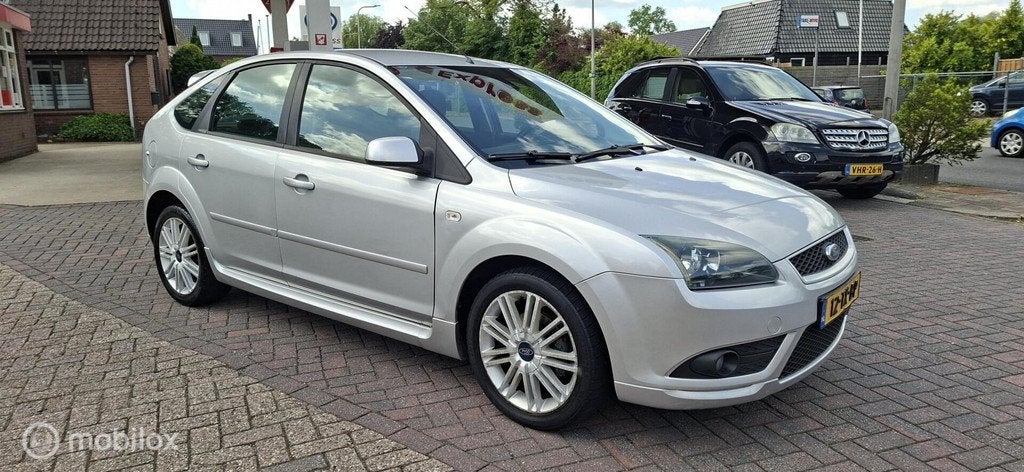 Ford Focus 1.6-16V ST - Uitgevoerd ., 1596 cc, Zwart, 4 cilinders, 116 pk