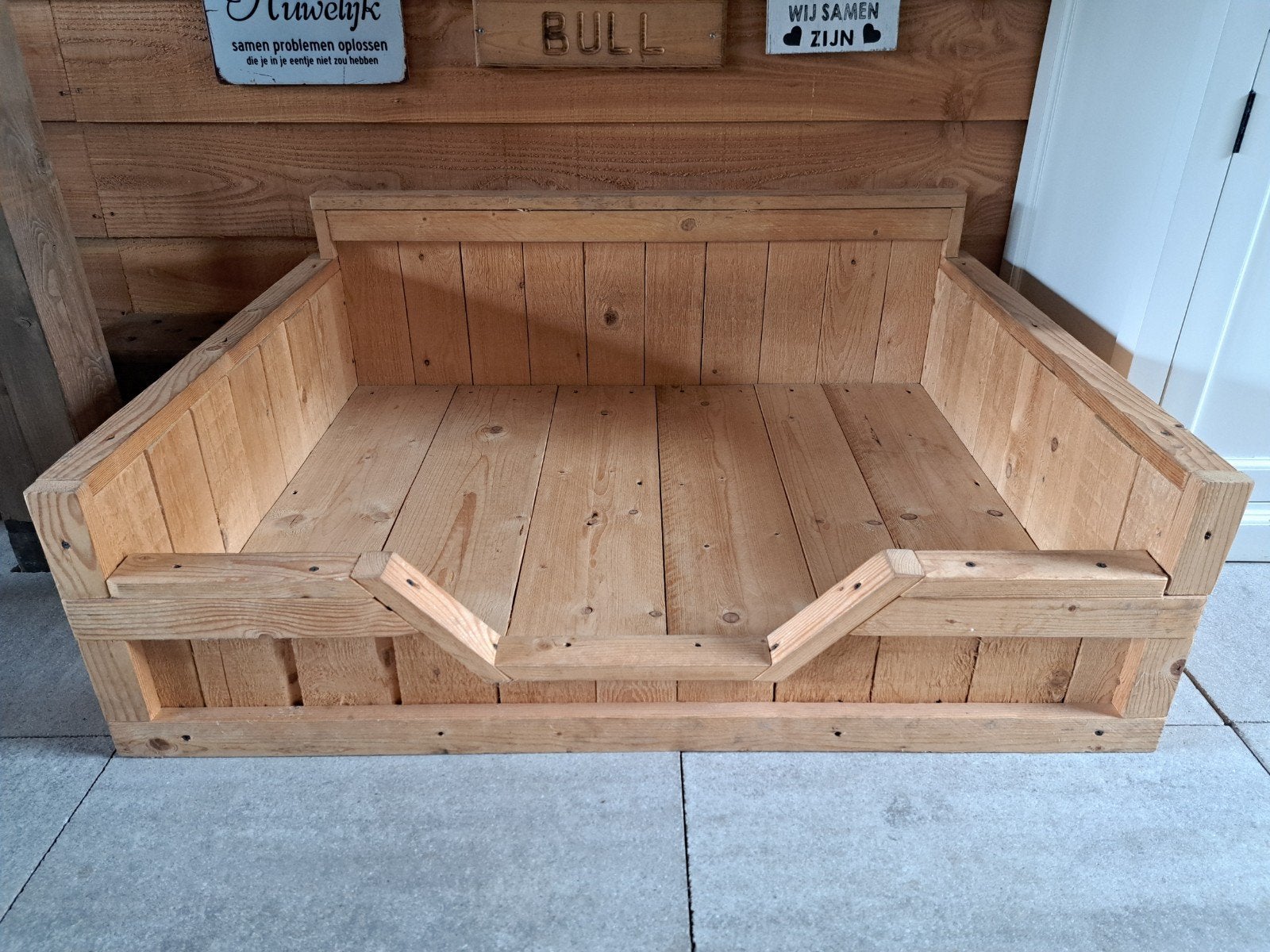 Grote houten hondenmand, Ophalen, Zo goed als nieuw