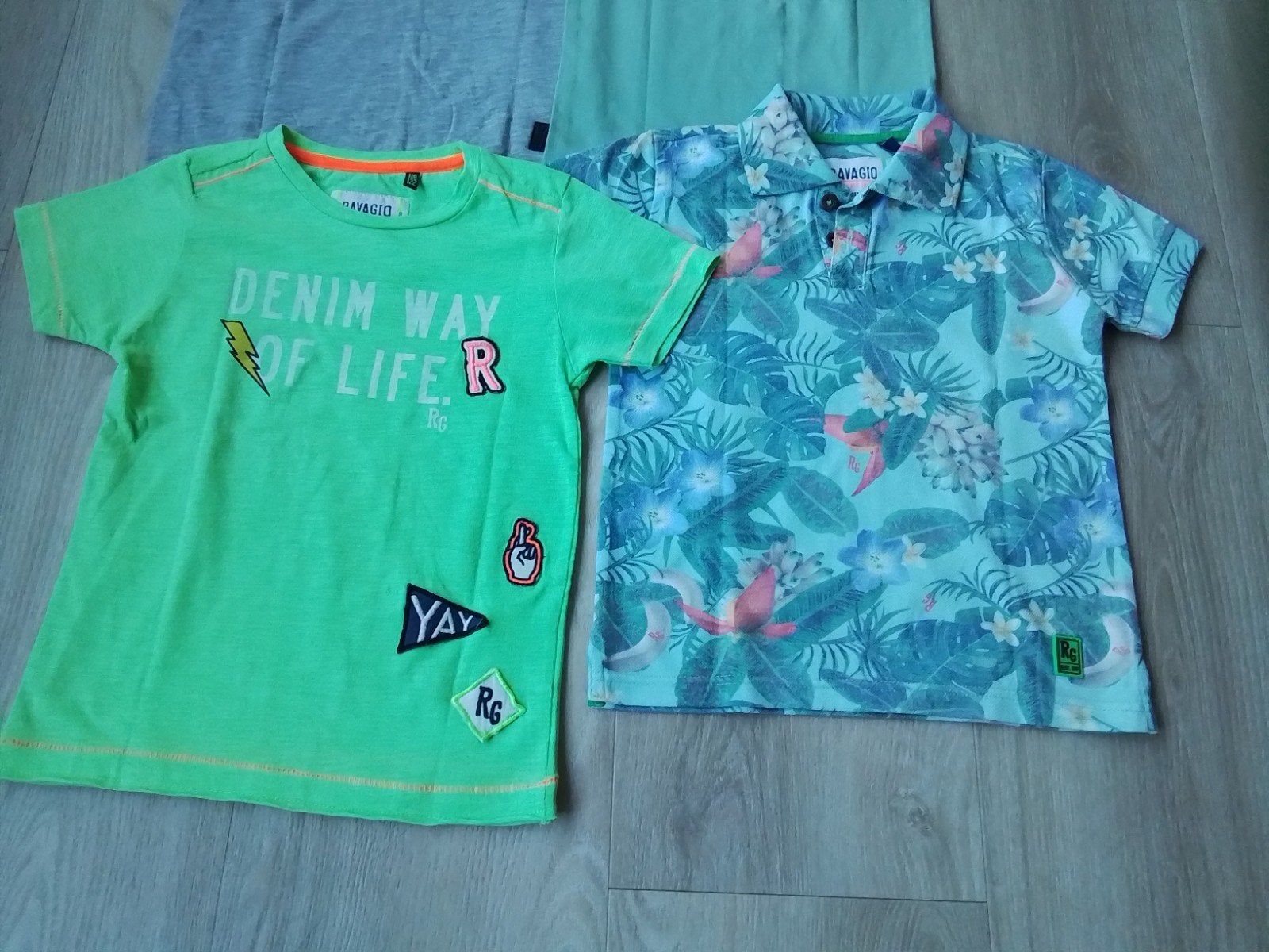 Fel groen shirtje en poloshirtje mt 116-122, Kinderen en Baby's, Kinderkleding | Maat 116, Ophalen of Verzenden, Zo goed als nieuw