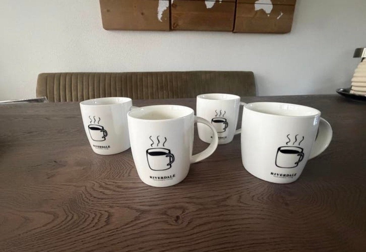 Set van 4 Riverdale mokken - "a cup of something delicious", Huis en Inrichting, Overige typen, Ophalen of Verzenden, Zo goed als nieuw