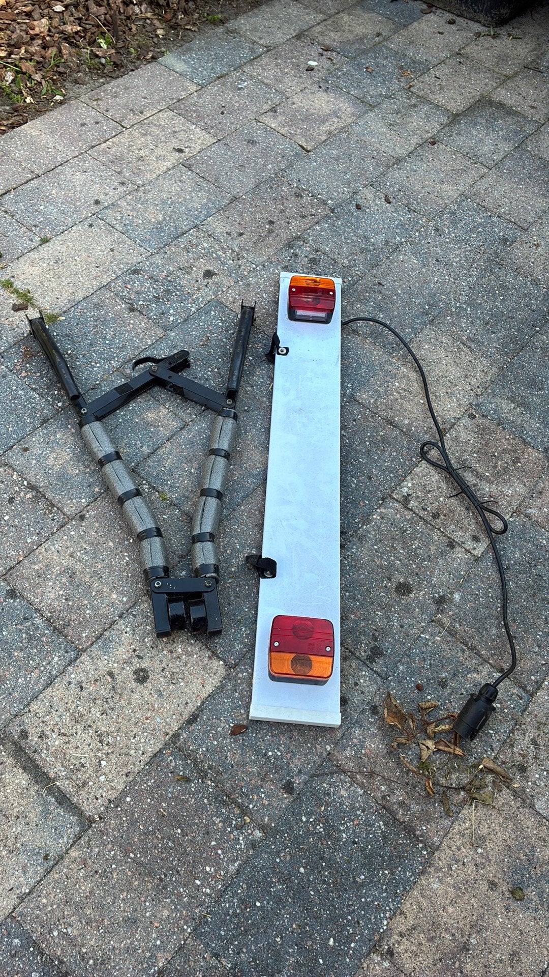 Goed functionerende fietsklem met achterlicht bak, Ophalen, 2 fietsen, Gebruikt, Trekhaakdrager
