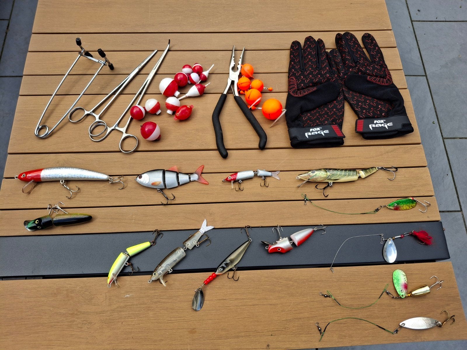 Visgerei set: kunstaas, handschoenen, tangen en dobbers, Ophalen