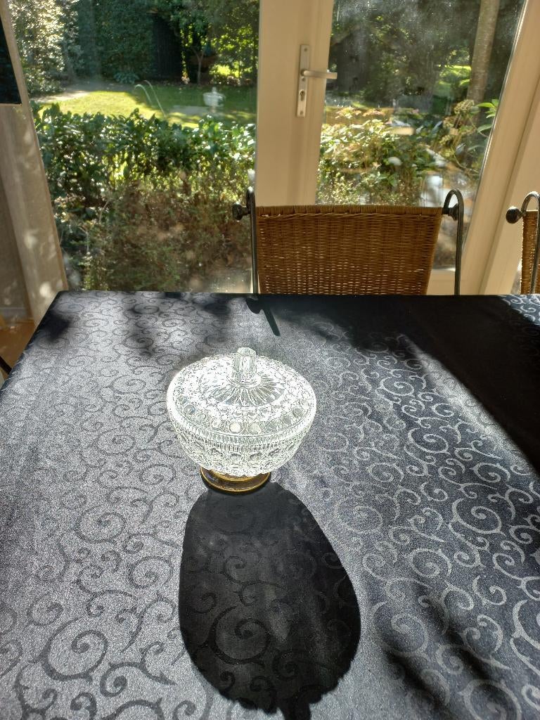 Facet geslepen schaal met deksel op verzilverde voet, Antiek en Kunst, Antiek | Glas en Kristal, Ophalen of Verzenden