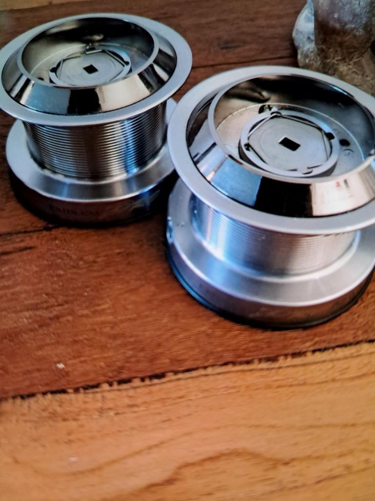 Daiwa emblem spoelen, Watersport en Boten, Hengelsport | Karpervissen, Ophalen of Verzenden, Molen
