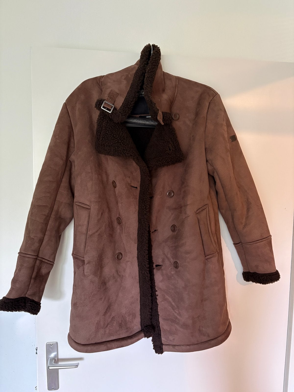 Bruine Indigo winterjas met teddy voering. Ongedragen, Kleding | Dames, Ophalen, Nieuw, Maat 38/40 (M), Bruin