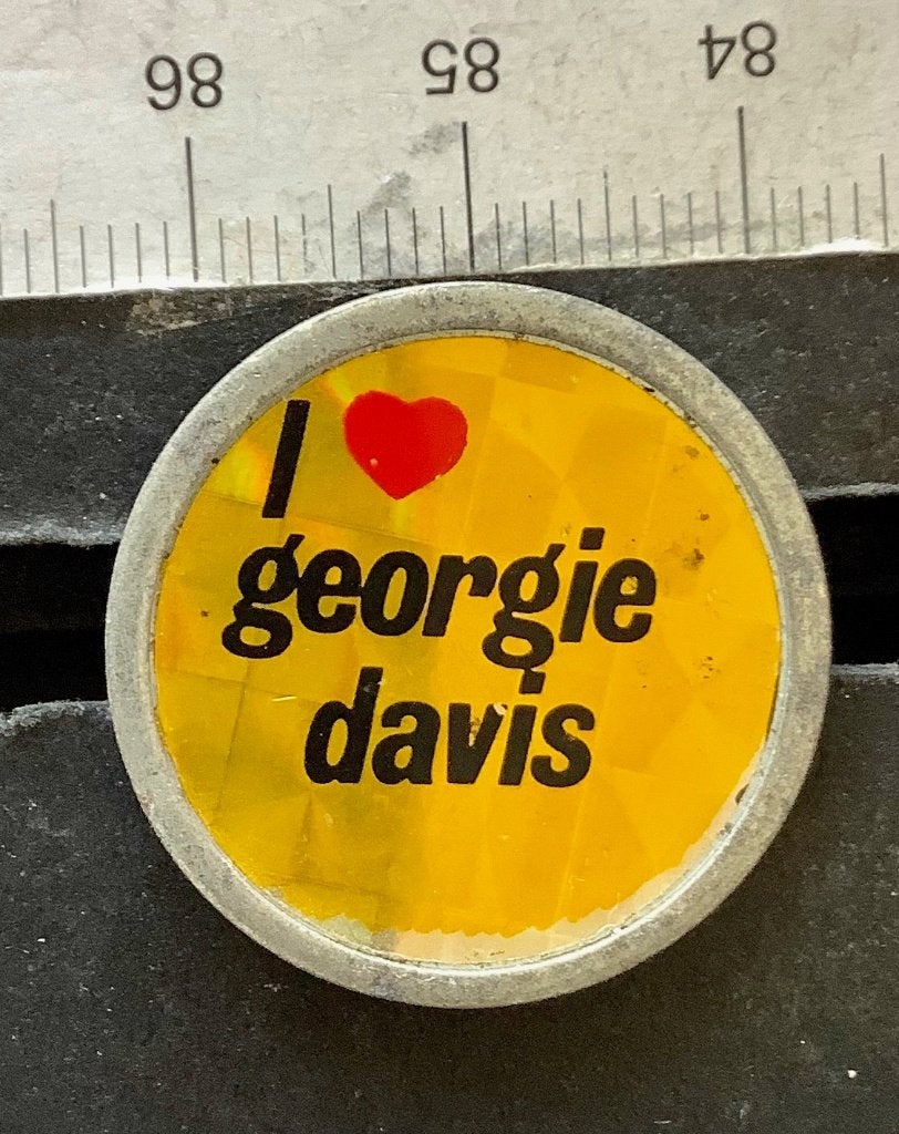speld, I love Georgie Davis (G1, Ophalen of Verzenden, Gebruikt, Overige onderwerpen, Speldje of Pin