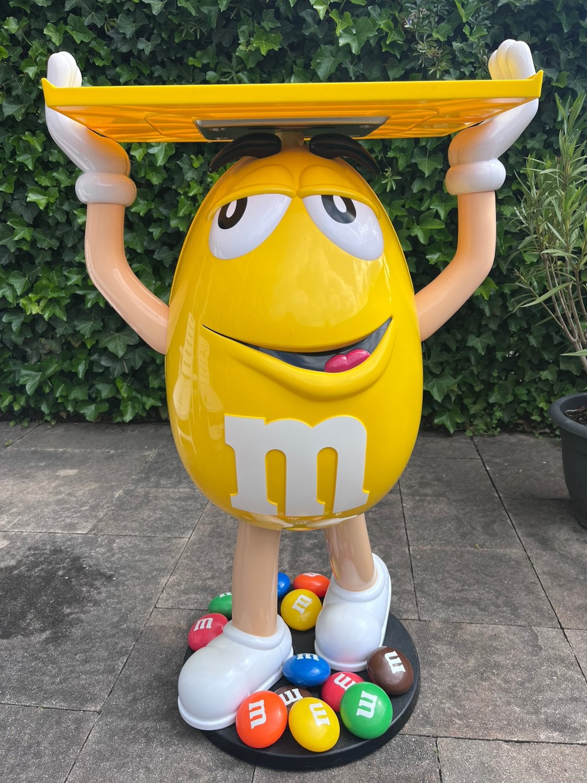 Grote gele M&M plateau, Ophalen, Zo goed als nieuw