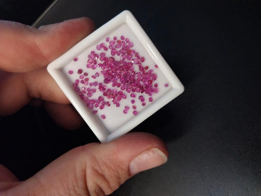 Lot vrije vorm geslepen polky robijn, Sieraden, Tassen en Uiterlijk, Ophalen of Verzenden, Zo goed als nieuw