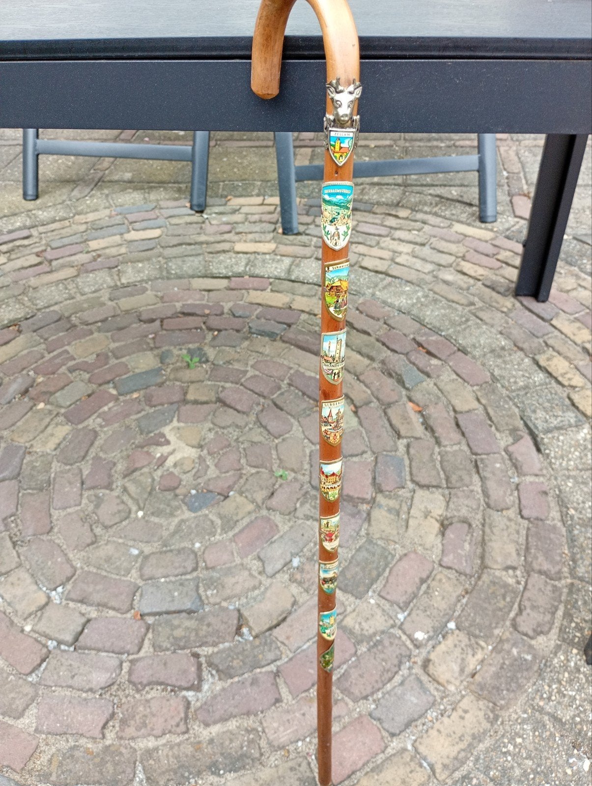 oude wandelstok met verschillende schildjes erop, Ophalen, Gebruikt