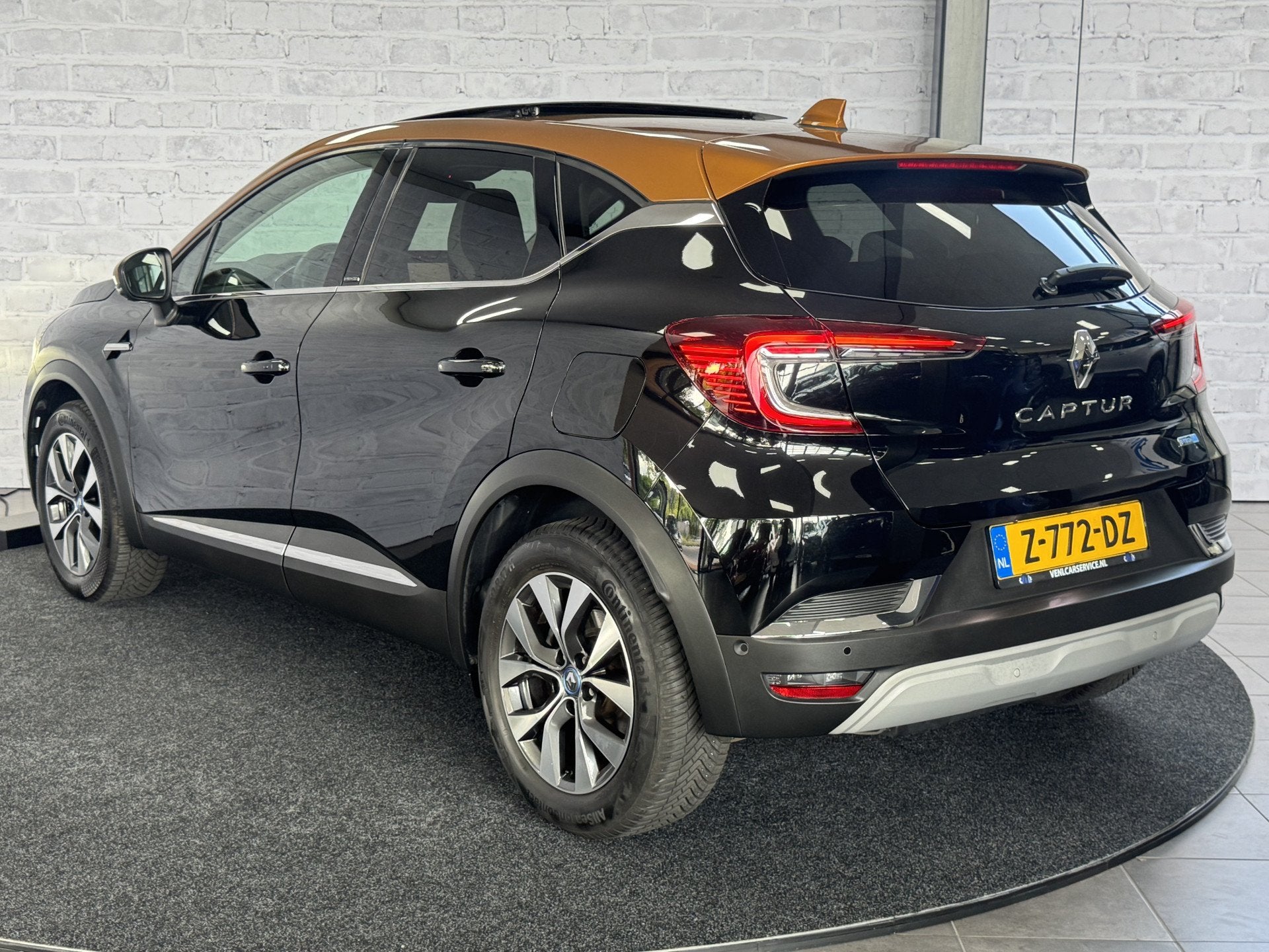 Renault Captur 1.6 E-Tech Plug-in Hybrid 160 Initiale Paris, 77 km/l, Gebruikt, 4 cilinders, Leder en Stof