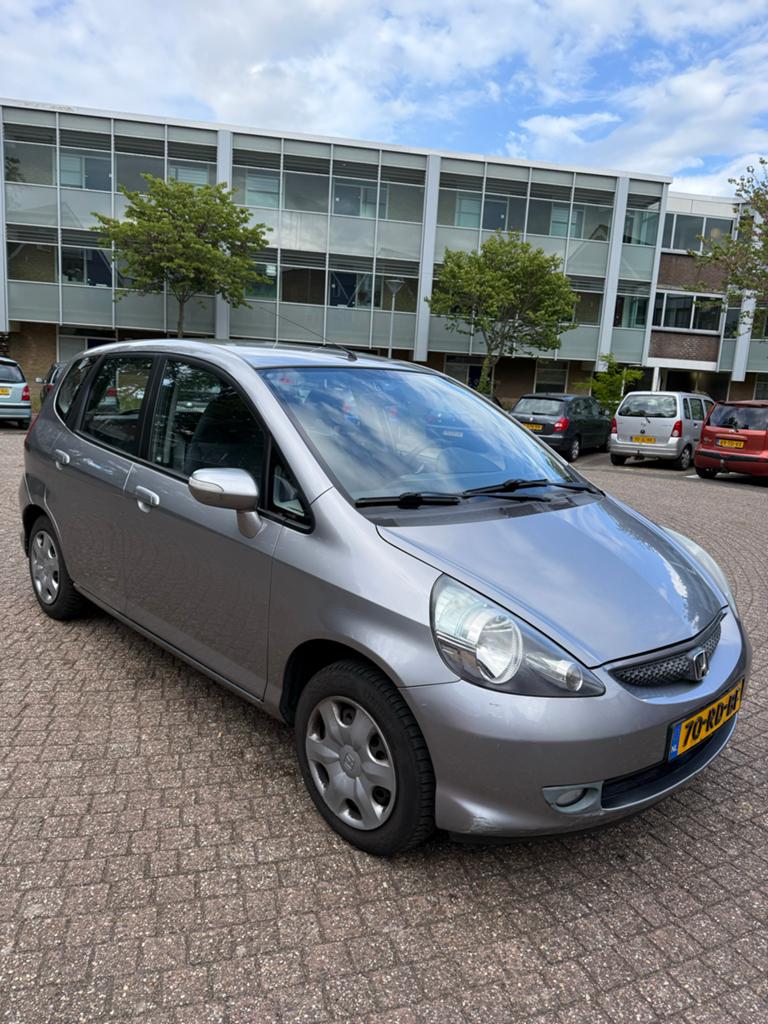 Honda Jazz 1.4 I CVT 2005 Grijs, Auto's, 83 pk, 450 kg, 40 €/maand, 4 cilinders